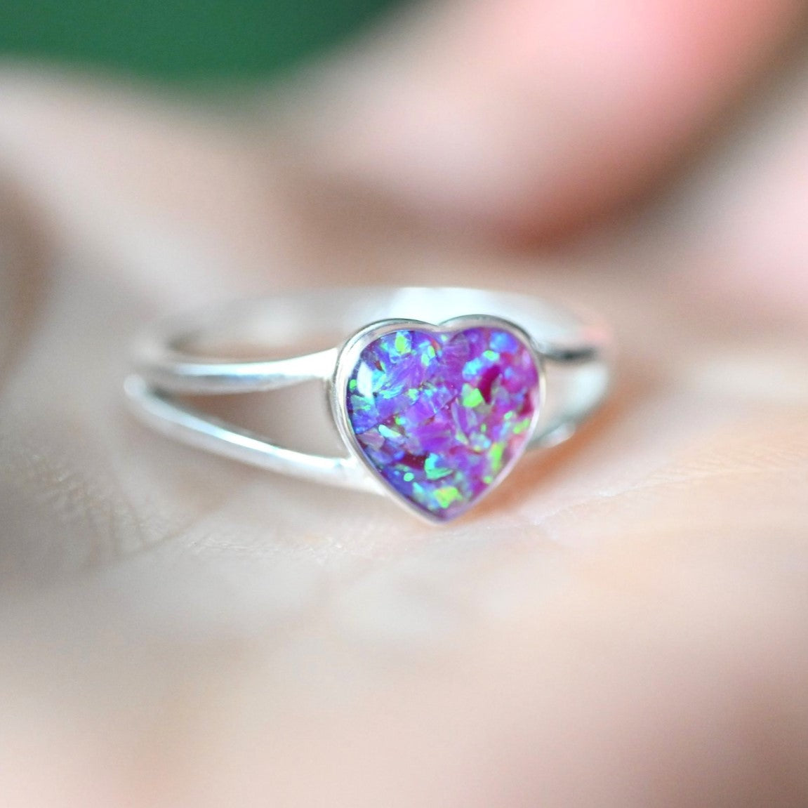 9K gold heart-shaped ring, designed to hold ashes or mementoes, creating a timeless memorial keepsake.