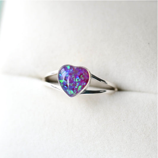 Close-up of a heart-shaped memorial ring in 9K gold, featuring cremation ashes or a personal keepsake.