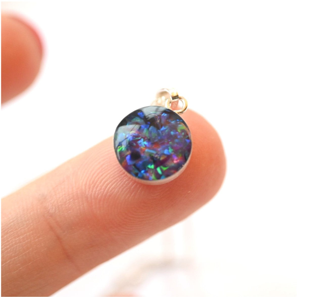 Side View of 10mm/12mm Memorial Circle Pendant with Ashes or Hair – A detailed side view of the sterling silver circle pendant, designed to hold sentimental items like ashes or hair.