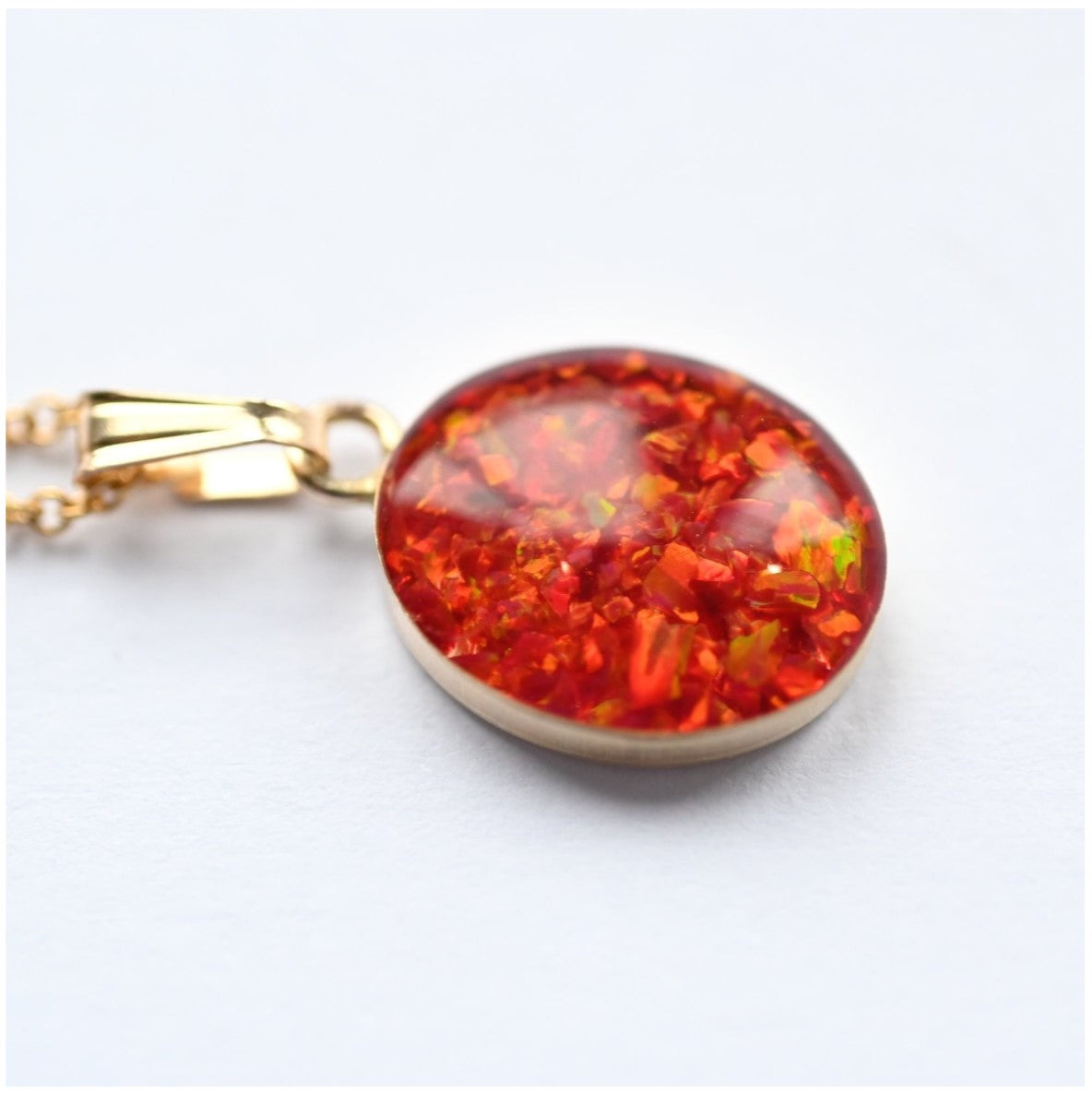 Elegant Gold-Filled Memorial Necklace with Ashes and Opal Flakes – A personalised gold-filled necklace designed to hold ashes or hair, combined with iridescent opal flakes as a tribute.