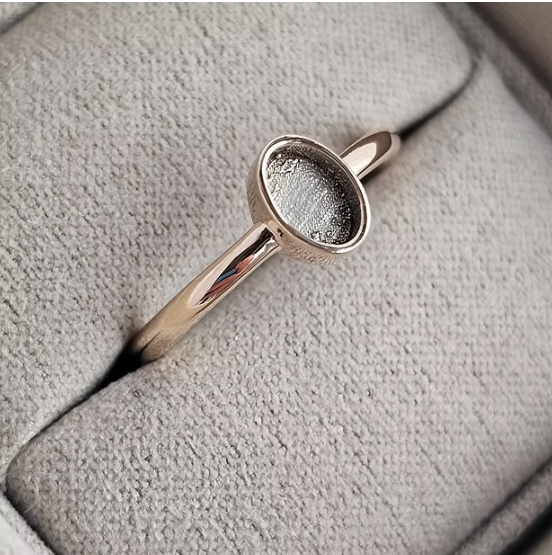 9ct white gold plain oval ring front view showing oval bezel on fine plain band in ring box