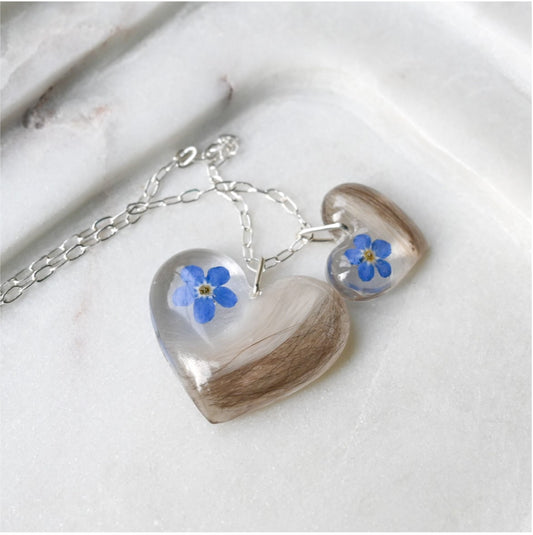 Close-up of Pet Fur Necklace Set with Heart Pendants (18mm & 24mm) – A handcrafted memory necklace featuring two heart-shaped resin pendants infused with pet fur and a forget-me-not flower.