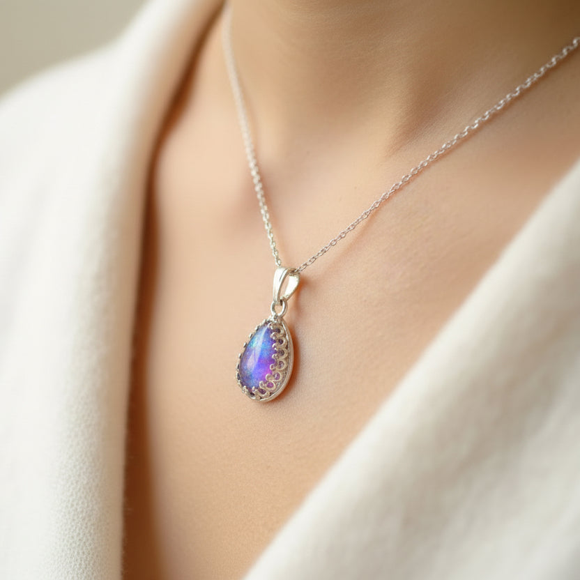 Close-up of Sterling Silver Teardrop Necklace with Ashes and Opal Flakes – A delicate teardrop pendant featuring preserved ashes and shimmering opal flakes, set in sterling silver.