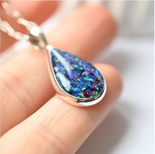 Close-up of Memorial Ashes Teardrop Necklace in Sterling Silver – A delicate teardrop pendant with preserved ashes and shimmering opal flakes, set in sterling silver for a timeless keepsake.