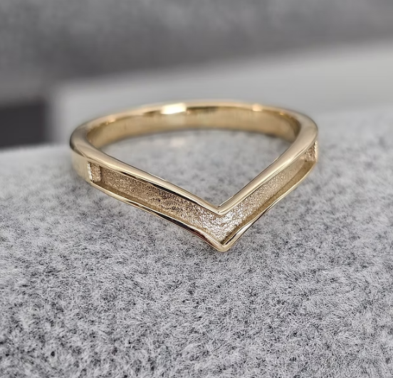 9ct yellow gold plain wishbone ring top view showing V shape and resin channel