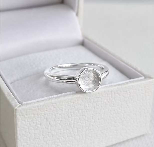 925 sterling silver plain round memorial ring in white gift box showing 7.5mm round bezel setting