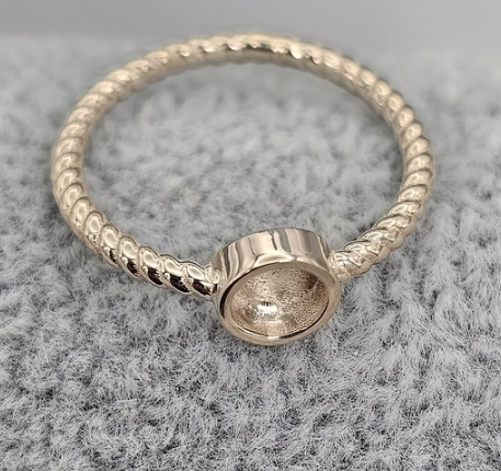 9ct gold single twist rope band ring top-down view showing full ring and round bezel from above