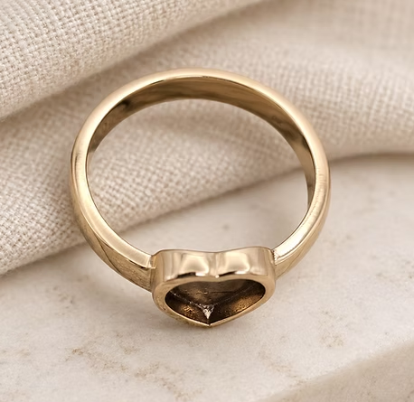 Reference side view of the 9ct gold Thick Trim Heart memorial ring design