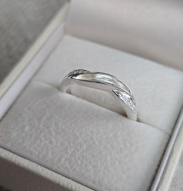 925 sterling silver single recess band memorial ring in white gift box showing full band profile