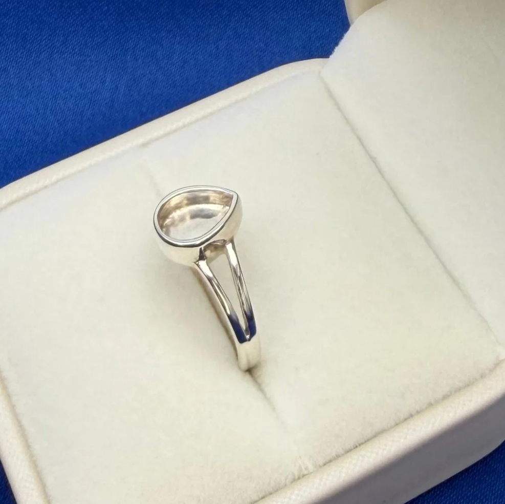 925 sterling silver split shank teardrop ring side view showing split shank band and teardrop bezel profile