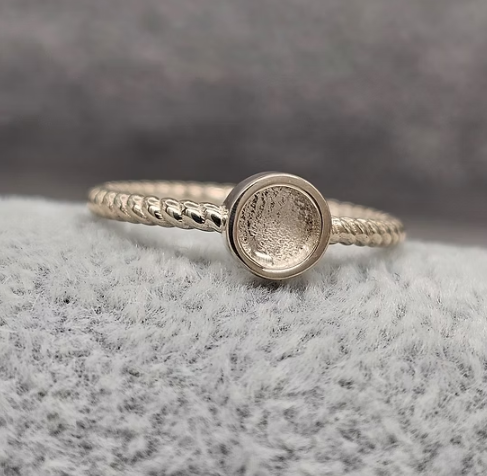 9ct gold single twist rope band ring front view showing round bezel and twisted rope band detail