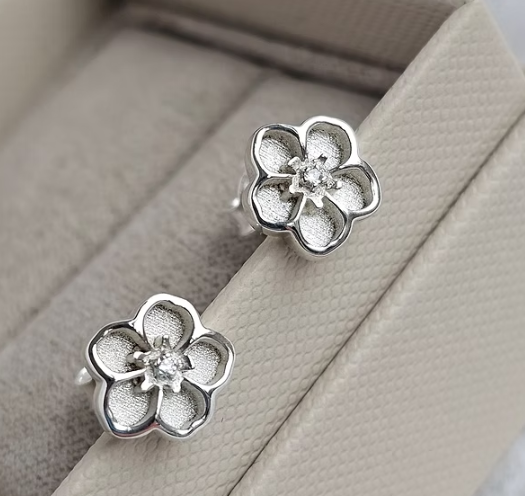 Forget-Me-Not 925 silver stud earrings — blank silver close up
