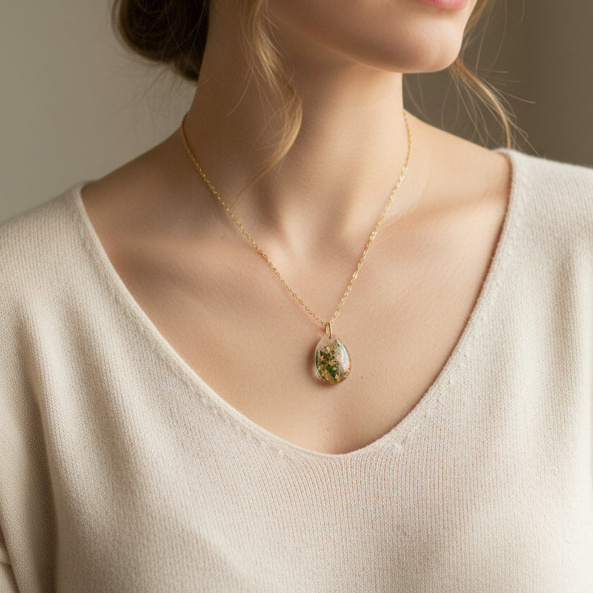 Heart-shaped flower preservation pendant with wedding bouquet flowers