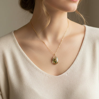 Heart-shaped flower preservation pendant with wedding bouquet flowers