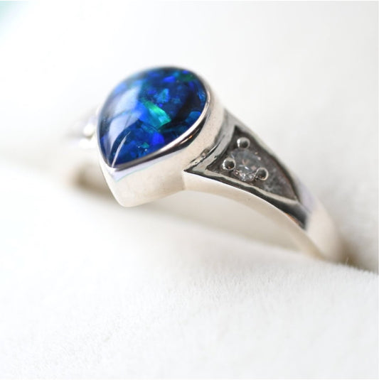 Teardrop Memorial Ring in 9k Gold with Ashes and Opal Flakes – A beautiful solid gold teardrop ring with encased ashes and iridescent opal flakes, symbolising everlasting love and remembrance.